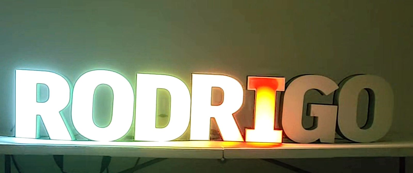 Letrero RGB personalizado fabricado para Rodrigo, iluminado